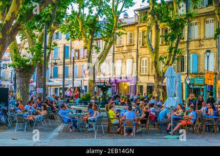 AVIGNON, FRANKREICH, 19. JUNI 2017: Die Menschen schlendern durch eine schmale Straße im Zentrum von Avignon, Frankreich Stockfoto