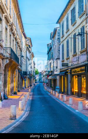 AVIGNON, FRANKREICH, 19. JUNI 2017: Die Menschen schlendern durch eine schmale Straße im Zentrum von Avignon, Frankreich Stockfoto