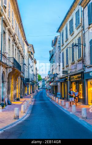 AVIGNON, FRANKREICH, 19. JUNI 2017: Die Menschen schlendern durch eine schmale Straße im Zentrum von Avignon, Frankreich Stockfoto