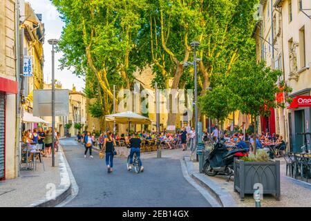 AVIGNON, FRANKREICH, 19. JUNI 2017: Die Menschen schlendern durch eine schmale Straße im Zentrum von Avignon, Frankreich Stockfoto