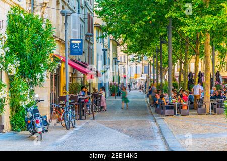 AVIGNON, FRANKREICH, 19. JUNI 2017: Die Menschen schlendern durch eine schmale Straße im Zentrum von Avignon, Frankreich Stockfoto