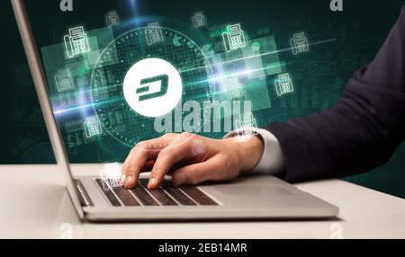 Business Hand arbeiten an der Börse mit Strich-Symbole kommen Aus dem Laptop-Bildschirm Stockfoto