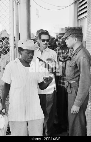 Kubanische Arbeiter, die für den Tag ausreisen, US-Marinestützpunkt Guantanamo Bay, Kuba, Warren K. Leffler, 12. November 1962 Stockfoto