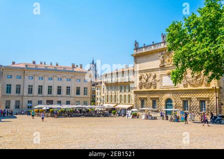 AVIGNON, FRANKREICH, 22. JUNI 2017: Auf dem Place du Palais in Avignon, Frankreich, schlendern die Menschen Stockfoto