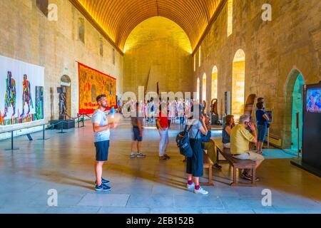 AVIGNON, FRANKREICH, 22. JUNI 2017: Touristen schlendern durch das Palais de Papes in Avignon, Frankreich Stockfoto