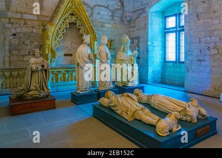 AVIGNON, FRANKREICH, 22. JUNI 2017: Gräber im Inneren des Papstpalastes in Avignon, Frankreich Stockfoto