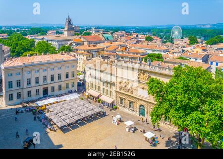 AVIGNON, FRANKREICH, 22. JUNI 2017: Auf dem Place du Palais in Avignon, Frankreich, schlendern die Menschen Stockfoto