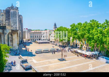 AVIGNON, FRANKREICH, 22. JUNI 2017: Auf dem Place du Palais in Avignon, Frankreich, schlendern die Menschen Stockfoto