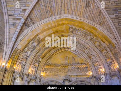 AVIGNON, FRANKREICH, 22. JUNI 2017: Touristen schlendern durch das Palais de Papes in Avignon, Frankreich Stockfoto
