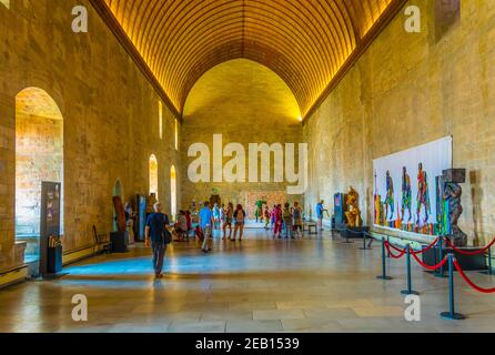 AVIGNON, FRANKREICH, 22. JUNI 2017: Touristen schlendern durch das Palais de Papes in Avignon, Frankreich Stockfoto