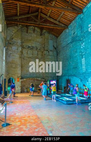 AVIGNON, FRANKREICH, 22. JUNI 2017: Touristen schlendern durch das Palais de Papes in Avignon, Frankreich Stockfoto