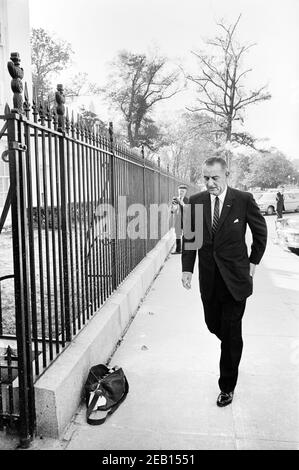 US-Vizepräsident Lyndon Johnson bei der Ankunft im Weißen Haus, Washington, D.C., USA, Warren K. Leffler, 24. Oktober 1962 Stockfoto