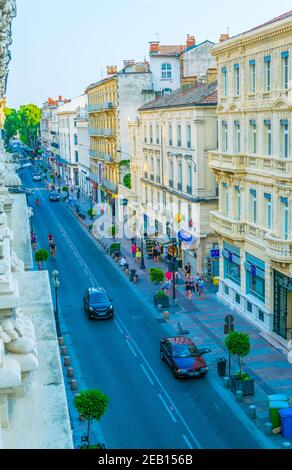 AVIGNON, FRANKREICH, 22. JUNI 2017: Die Menschen schlendern durch eine schmale Straße im Zentrum von Avignon, Frankreich Stockfoto