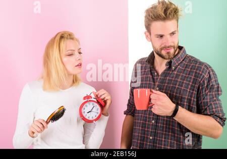 Zu frühes Erwachen. Paar Aufwachen Überschlaf halten Wecker. Das Paar schläft nicht genug Zeit. Familie trinken Morgenkaffee schläfrige Gesichter. Hassen Sie das Morgenwachen. Schädliche Gewohnheit zu überschlafen. Stockfoto