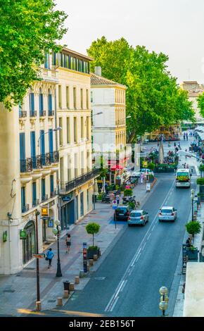 AVIGNON, FRANKREICH, 22. JUNI 2017: Die Menschen schlendern durch eine schmale Straße im Zentrum von Avignon, Frankreich Stockfoto