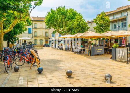 VILLENEUVE LES AVIGNON, FRANKREICH, 22. JUNI 2017: Blick auf den Hauptplatz im Zentrum von Villeneuve les Avignon, Frankreich Stockfoto