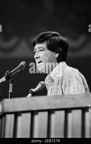 Cesar Chavez auf dem Podium, ernannte den kalifornischen Gouverneur Jerry Brown bei der Democratic National Convention, Madison Square Garden, New York City, New York, USA, Warren K. Leffler, 14. Juli 1976 Stockfoto