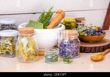 Startseite pflanzliche Apotheke Konzept. Viele verschiedene trockene pflanzliche Heilmittel Pflanzen ( Chamaenerion angustifolium, Achillea millefolium, Tilia platyphyllos. Stockfoto