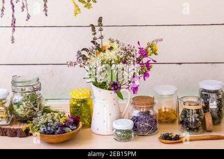 Startseite pflanzliche Apotheke Konzept. Viele verschiedene trockene pflanzliche Heilmittel Pflanzen ( Chamaenerion angustifolium, Achillea millefolium, Tilia platyphyllos. Stockfoto