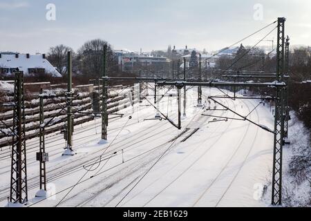 Städtische Eisenbahnstrecken im Tiefschnee ohne Züge Stockfoto