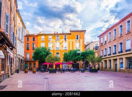 PERPIGNAN, FRANKREICH, 26. JUNI 2017: Blick auf einen kleinen Platz im Zentrum von Perpignan, Frankreich Stockfoto