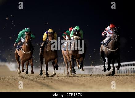 Kind Review geritten von Tom Eaves (zweiter rechts) auf dem Weg zum Gewinn der Betway Handicap in Newcastle Rennbahn. Bilddatum: Donnerstag, 11. Februar 2021. Stockfoto