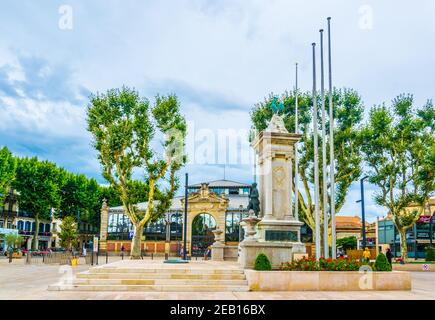 NARBONNE, FRANKREICH, 27. JUNI 2017: Marktplatz in Narbonne, Frankreich Stockfoto
