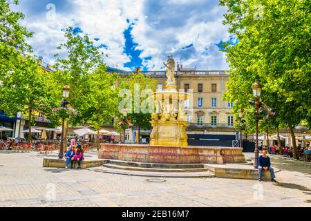 CARCASSONNE, FRANKREICH, 28. JUNI 2017: Eine schmale Straße im Zentrum von Carcassonne, Frankreich Stockfoto