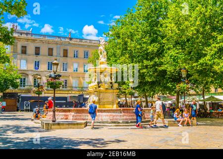 CARCASSONNE, FRANKREICH, 28. JUNI 2017: Eine schmale Straße im Zentrum von Carcassonne, Frankreich Stockfoto