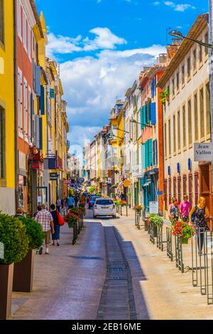 CARCASSONNE, FRANKREICH, 28. JUNI 2017: Eine schmale Straße im Zentrum von Carcassonne, Frankreich Stockfoto