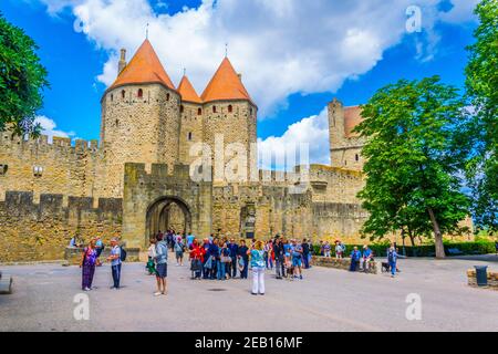 CARCASSONNE, FRANKREICH, 28. JUNI 2017: Porte Narbonnaise führt zur Altstadt von Carcassonne, Frankreich Stockfoto