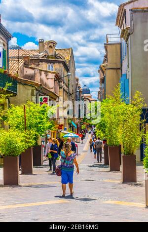 CARCASSONNE, FRANKREICH, 28. JUNI 2017: Eine schmale Straße im Zentrum von Carcassonne, Frankreich Stockfoto