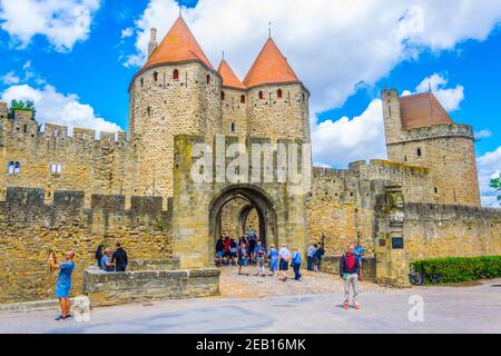 CARCASSONNE, FRANKREICH, 28. JUNI 2017: Porte Narbonnaise führt zur Altstadt von Carcassonne, Frankreich Stockfoto