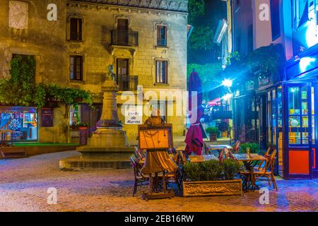 CARCASSONNE, FRANKREICH, 28. JUNI 2017: Nachtansicht eines kleinen Platzes in der Altstadt von Carcassonne, Frankreich Stockfoto