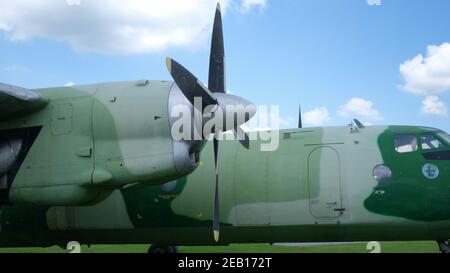 Nahaufnahme der Ausstellung alter Militärflugzeuge. Freilichtmuseum Stockfoto