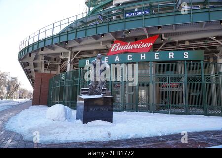 Eine Statue des Ansagers Harry Caray im Wrigley Field, Sonntag, 7. Februar 2021, in Chicago. Das Stadion ist die Heimat der Chicago Cubs. Stockfoto