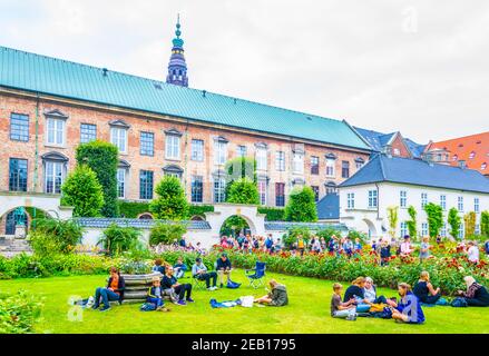 KOPENHAGEN, DÄNEMARK, 20. AUGUST 2016: Im Park zwischen dem Schloss Christiansborg und dem Dänischen Jüdischen Museum in Kopenhagen, DENMAR, entspannen sich die Menschen Stockfoto