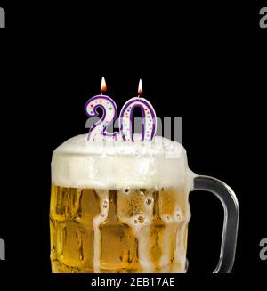 Nummer 20 Kerze im Bierkrug für Geburtstagsfeier isoliert Auf Schwarz Stockfoto