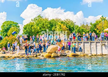 KOPENHAGEN, DÄNEMARK, 21. AUGUST 2016: Die Menschen bewundern die kleine Meerjungfrau Statue in Kopenhagen, Dänemark. Stockfoto