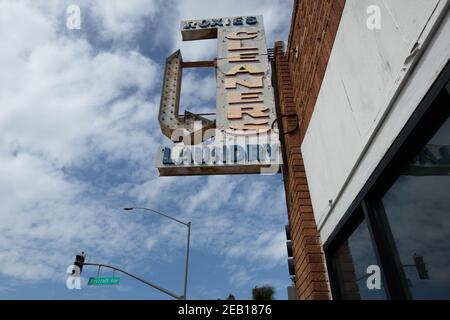 Alte Vintage Shop Schild Roxies Reinigungs Wäscherei auf 2nd St, Long Beach, CA USA Stockfoto