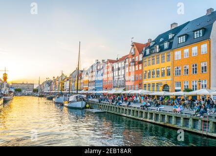 KOPENHAGEN, DÄNEMARK, 21. AUGUST 2016: Sonnenuntergang Blick auf den alten Nyhavn Hafen im Zentrum von Kopenhagen, Dänemark. Stockfoto