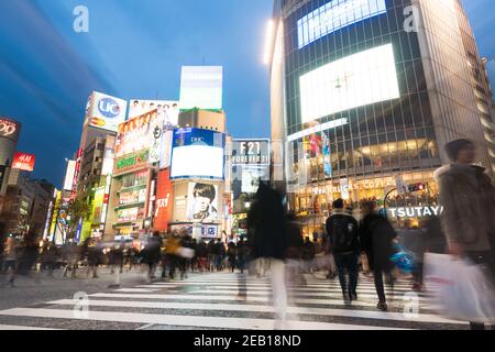 Tokio, Japan - 17. Januar 2016: Ein abstrakter Blick auf Pendler, die eine der berühmtesten Kreuzungen Tokyos überqueren, die Shibuya-Kreuzung in Tokyos Laden