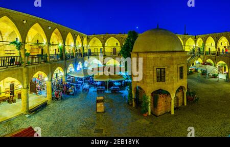 LEFKOSA, ZYPERN, 24. AUGUST 2017: Nachtansicht von Buyuk han in Lefkosa, Zypern Stockfoto