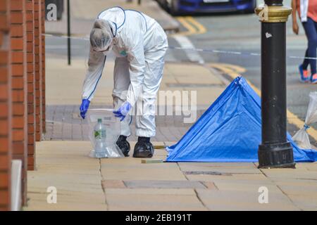 Forensics hat eine Flasche Wasser als Teil der Beweisaufnahme nach einer Stiche am frühen Morgen des Sonntags, 6th. September 2020 in Birmingham, West Midlands, Großbritannien, verpackt. Stockfoto