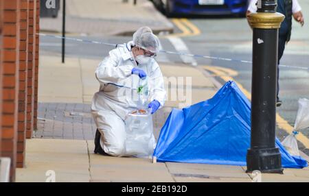 Forensics hat eine Flasche Wasser als Teil der Beweisaufnahme nach einer Stiche am frühen Morgen des Sonntags, 6th. September 2020 in Birmingham, West Midlands, Großbritannien, verpackt. Stockfoto