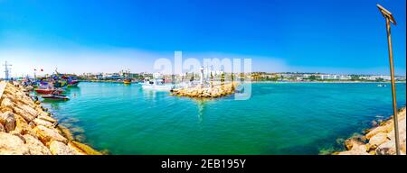 AGIA NAPA, ZYPERN, 15. AUGUST 2017: Blick auf einen Touristenhafen bei Agia Napa, Zypern Stockfoto