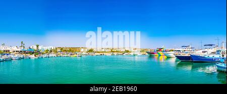 AGIA NAPA, ZYPERN, 15. AUGUST 2017: Blick auf einen Touristenhafen bei Agia Napa, Zypern Stockfoto