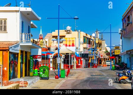 AGIA NAPA, ZYPERN, 15. AUGUST 2017: Straße mit zahlreichen touristischen Geschäften und Restaurants in Agia Napa, Zypern Stockfoto