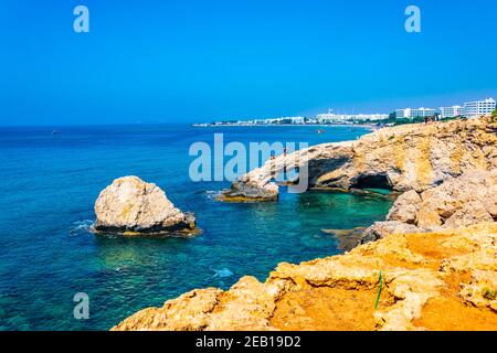 AGIA NAPA, ZYPERN, 15. AUGUST 2017: Meereshöhlen bei Cap greco im Südosten zyperns Stockfoto