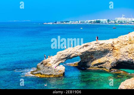 AGIA NAPA, ZYPERN, 15. AUGUST 2017: Meereshöhlen bei Cap greco im Südosten zyperns Stockfoto